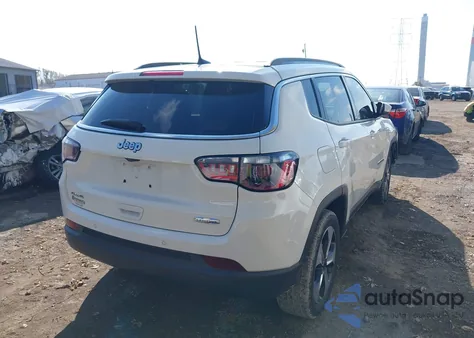 2018 Jeep Compass Latitude 4X4 из США, поврежденный, VIN 3C4NJDBBXJT101589
